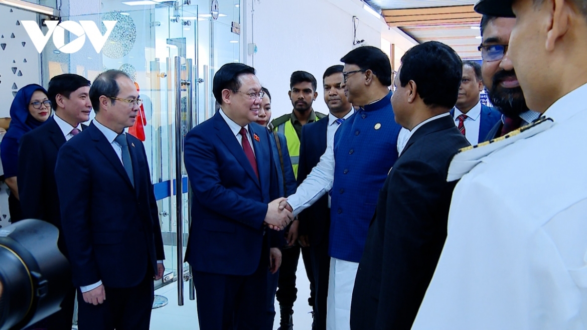 Bangladeshi NA representatives welcome NA Chairman Vuong Dinh Hue and his delegation