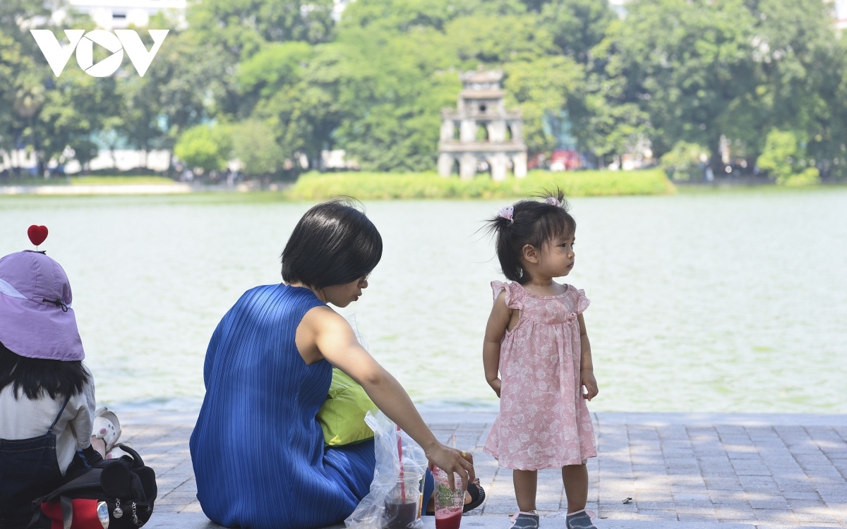 During the National Day holiday, instead of traveling, many families choose instead to take their children to spend time on the walking street and enjoy the fresh air at Hoan Kiem Lake.