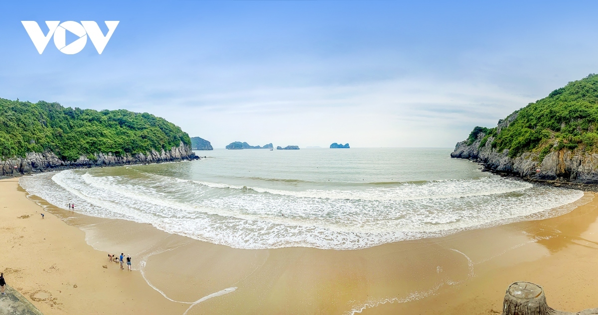 Meanwhile, Cat Ba archipelago is characterised by nearly 140 beaches, including Ang Vem, Cat Dua, Cat Co, Ben Beo, Co Tien, and Van Boi. Most notably, international tourists are very keen to experience trekking through Cat Ba National Park and explore the unique terrain, flora, and fauna found here.