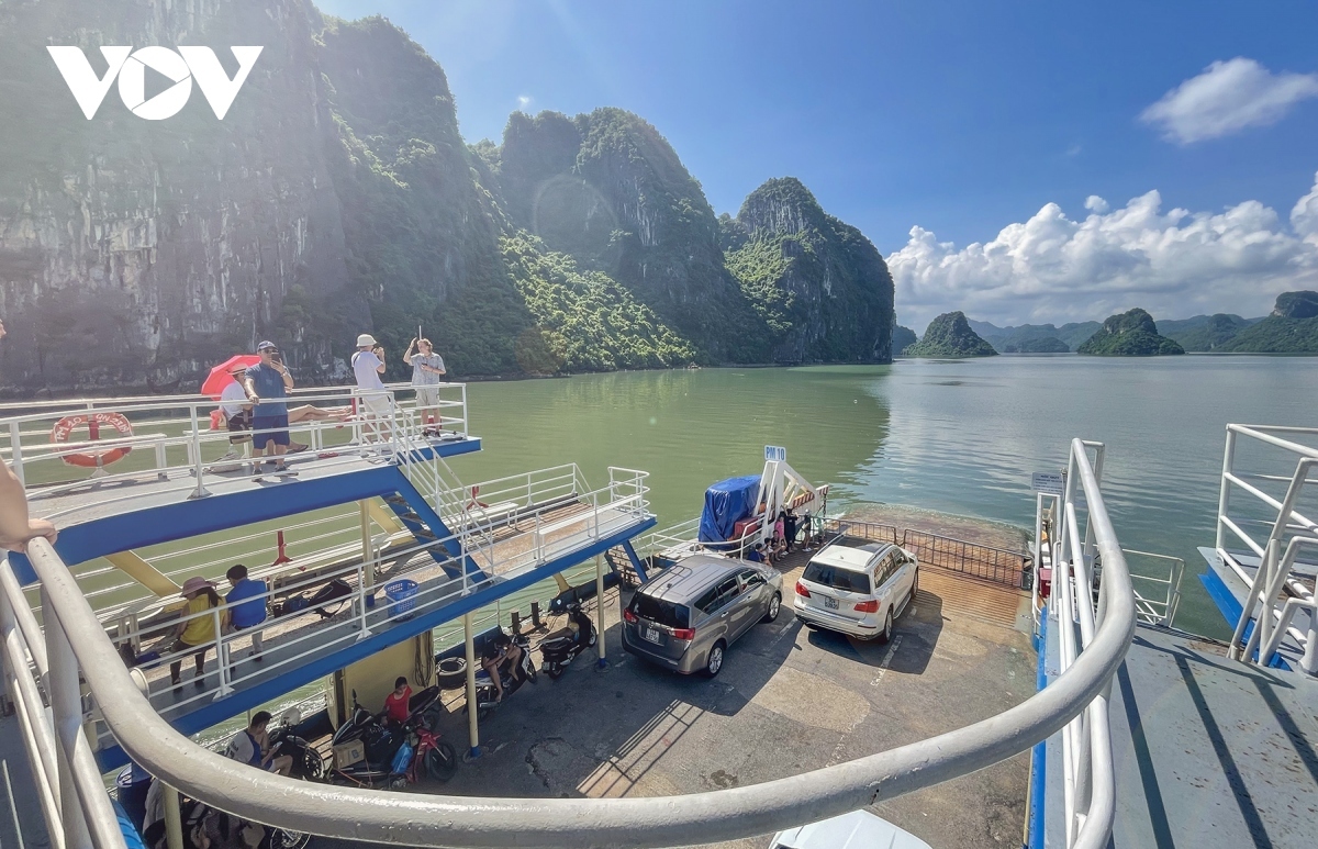 Apart from going to the Ha Long in Quang Ninh or Cat Ba Island in Hai Phong for separate tours, visitors can experience "traveling through" the heritage area by ferry, connecting Tuan Chau island (Ha Long) and Gia Luan harbor (Cat Ba).