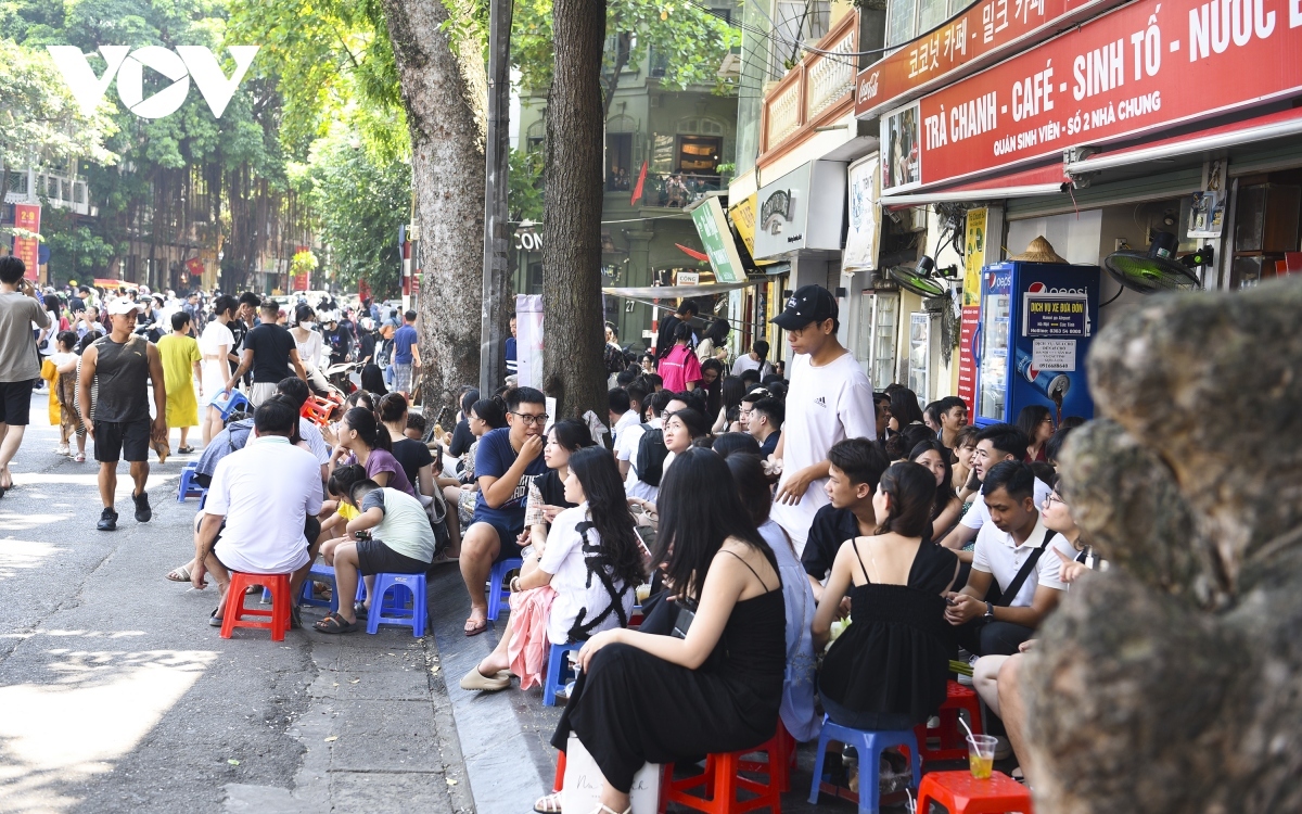 The shops around the Cathedral on Nha Chung and Au Trieu streets are crowded full of customers.
