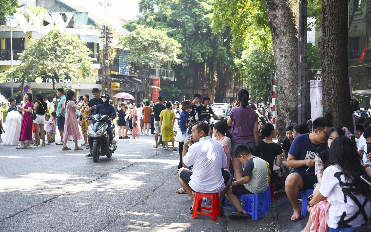 Some stores put chairs on the street due to the large number of customers coming to shop.