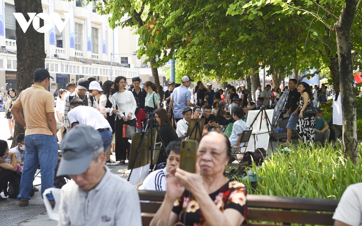 The walking street near Hoan Kiem lake is a familiar entertainment place which is popular among residents of the capital.