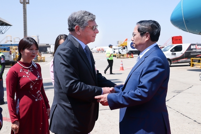 A representative of the Sao Paolo administration welcomes Vietnamese Prime Minister Pham Minh Chinh at Sao Paolo International Airport on September 23. (Photo: VGP)