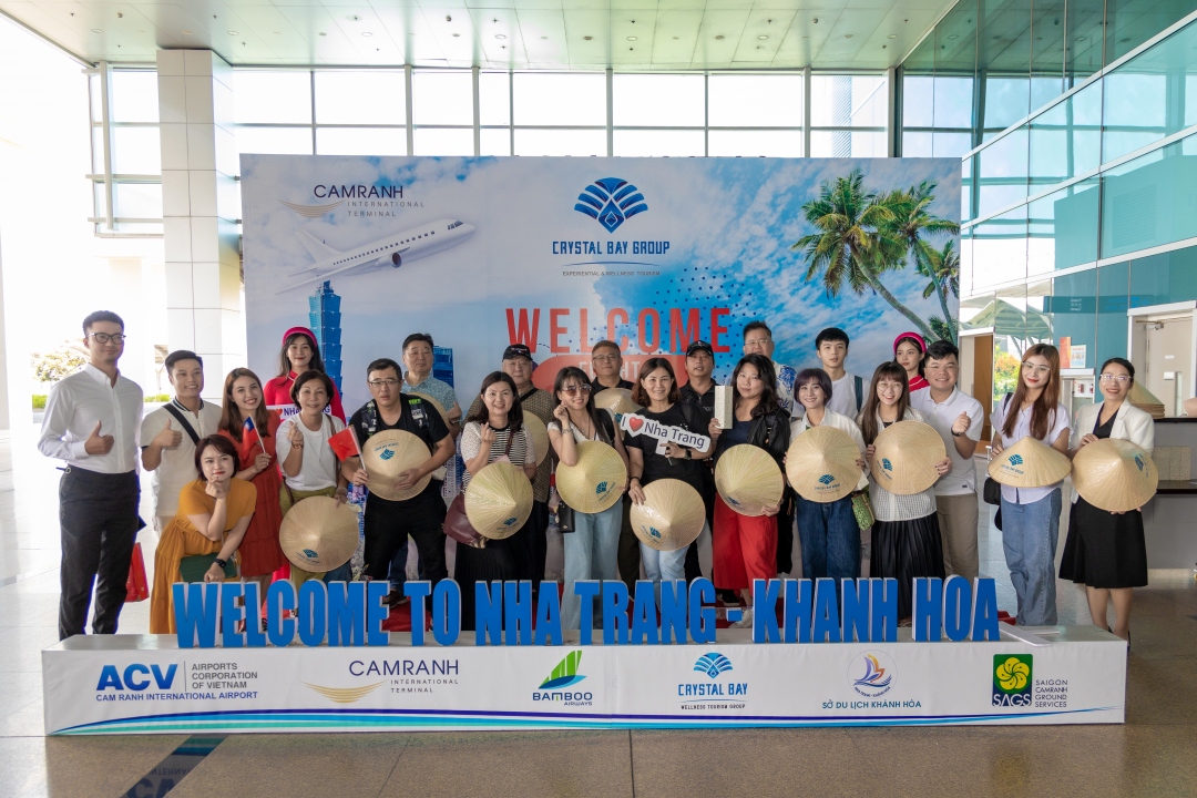 The first group of Taiwanese travelers arrive at Cam Ranh international airport from Taoyuan on Bamboo Airways charter light on September 20. (Photo: baokhanhhoa.vn)