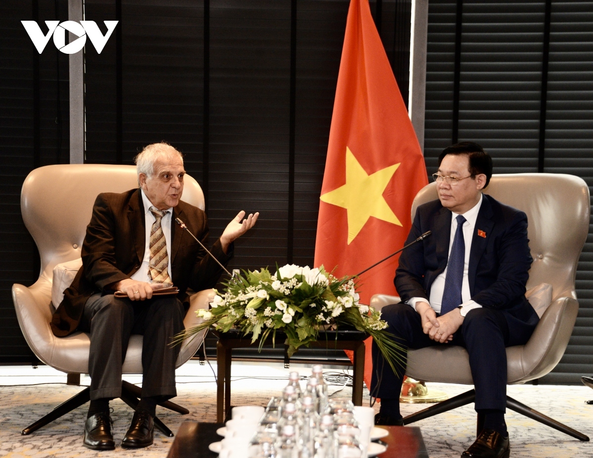 Chairman of the National Assembly of Vietnam Vuong Dinh Hue (R) and head of the Bulgaria-Vietnam Friendship Association Simeon Dimchev during their meeting in Sofia o September 24.