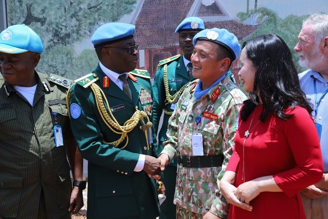 Colonel Nguyen Viet Hung (second from right), commander of the Vietnamese peacekeeping force in Abyei and Major General Benjamin Olufemi Sawyerr, commander of the UNISFA Mission in Abyei, at the ceremony marking 78 years of Vietnam's National Day on September 2. (Photo: thanhnien.vn)_