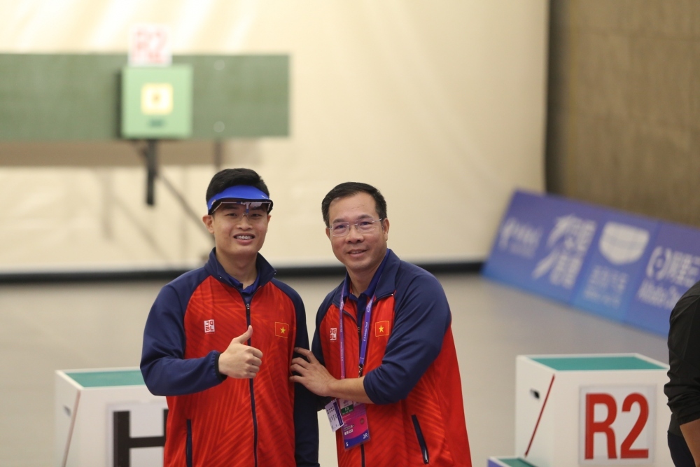 Marksman Pham Quang Huy (L) has bagged the first gold medal for Vietnam at ASIAD 19 in Hangzhou, China.