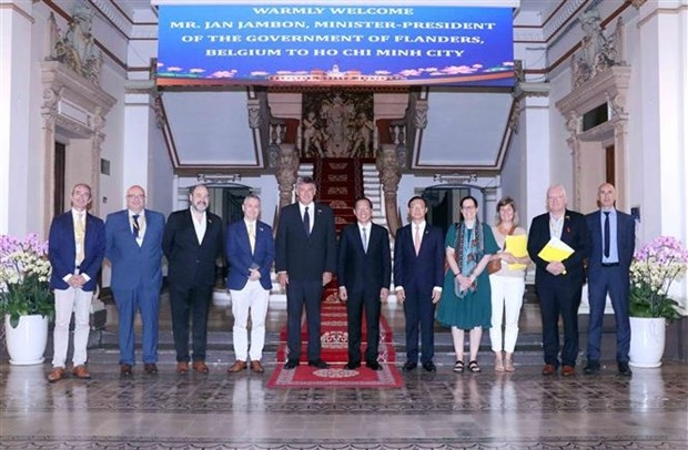 Chairman of the municipal People’s Committee Phan Van Mai (centre) receives Minister – President of the Government of the Belgian region Jan Jambon (fifth from left) 