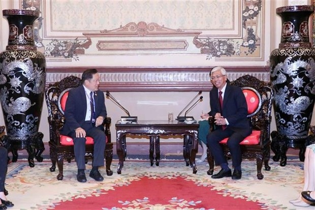 Vice Chairman of the People’s Committee of Ho Chi Minh City (R) Vo Van Hoan and Senator Victor Oh, Chairman of the Canada-Vietnam Parliamentary Friendship Group. (Photo: VNA)