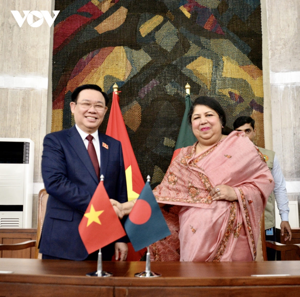 National Assembly Chairman Vuong Dinh Hue (R) and Speaker of Jatiya Sangsad of Bangladesh Shirin Sharmin Chaudhury
