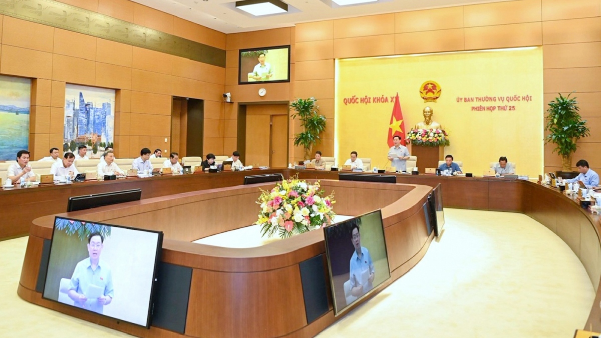 Lawmakers of the National Assembly Standing Committee at a session in Hanoi.