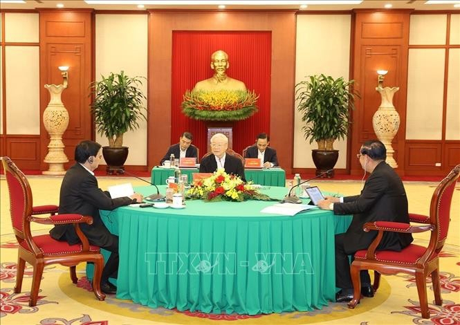 Leaders of the ruling parties of Vietnam, Laos and Cambodia meet in Hanoi to review cooperation between their parties and the three countries. (Photo: VNA)