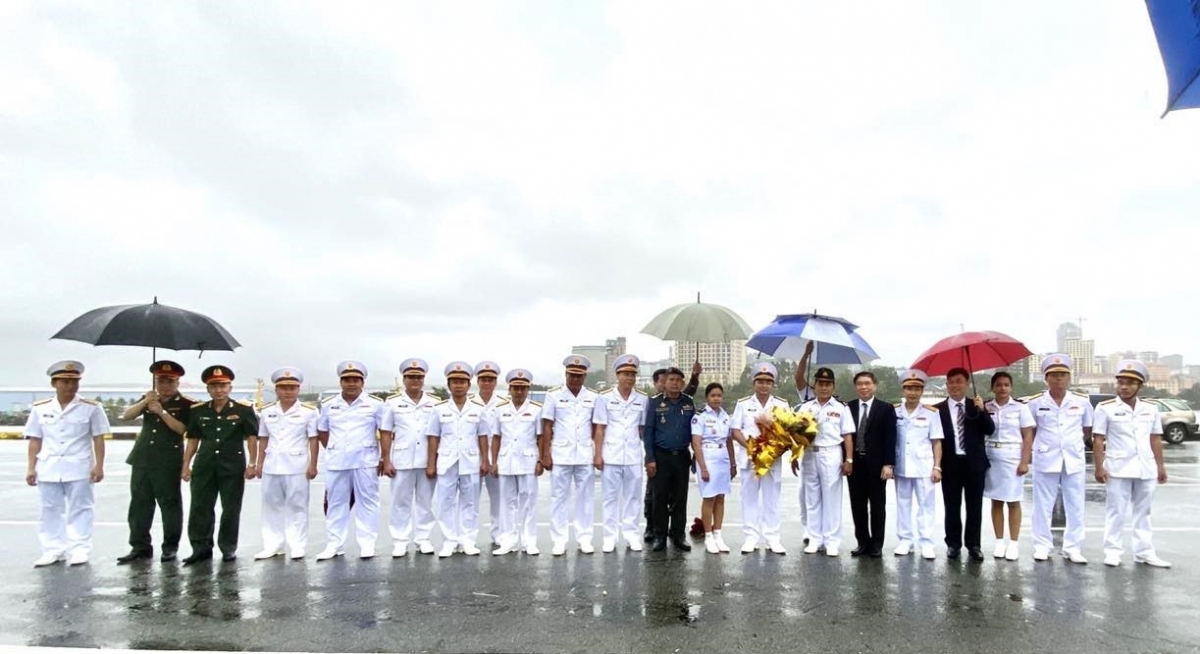 Officers of the Royal Cambodia Navy welcome the commander and crewmembers of Vessel 263 of the Vietnam People Navy at Sihanoukville port