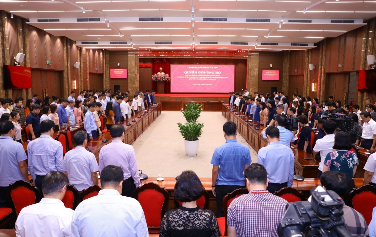 Officials and staff of the Hanoi Party Committee observe a minute of silence in tribute to the fire victims. (Photol hanoimoi.vn)