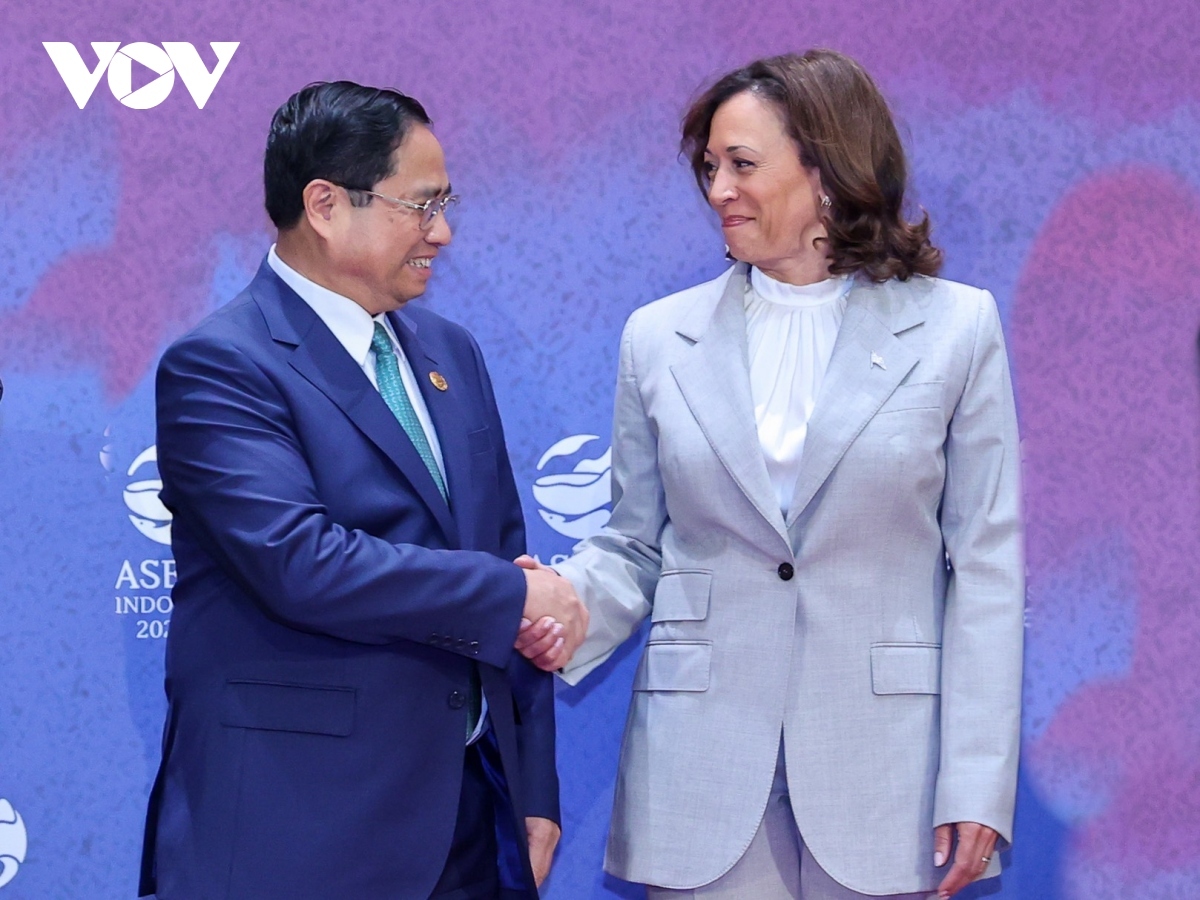 Vietnamese Prime Minister Pham Minh Chinh (L) meets US Vice President Kamala Harris in Jakarta, Indonesia, on September 6 on the sidelines of the 43rd ASEAN Summit and related meetings.