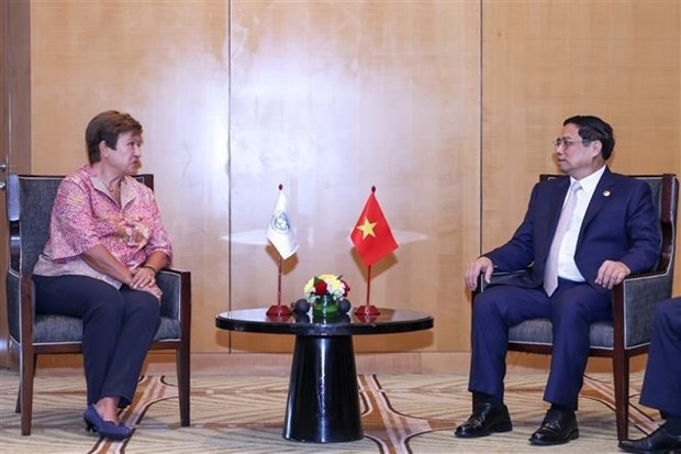 Prime Minister Pham Minh Chinh (right) and Managing Director of the International Monetary Fund (IMF) Kristalina Georgieva. (Photo: VNA)