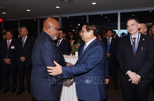 Prime Minister Pham Minh Chinh welcomes President of the 78th UN General Assembly Dennis Francis to the ceremony.