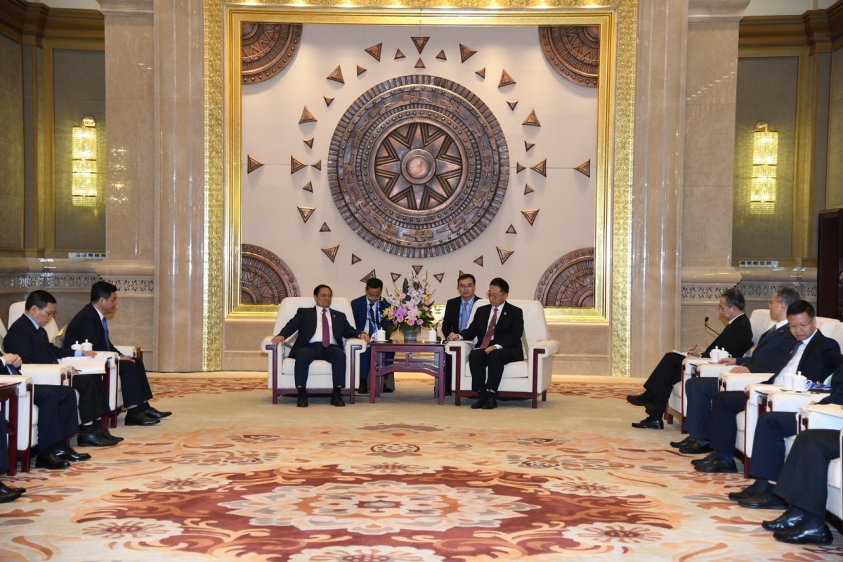 Prime Minister Pham Minh Chinh (L) and Secretary of Guangxi Party Committee Liu Ning 