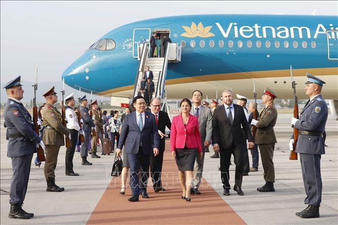 Rositsa Kirova, vice chairwoman of the National Assembly of Bulgaria welcomes National Assembly Chairman Vuong Dinh Hue at Sofia International Airport