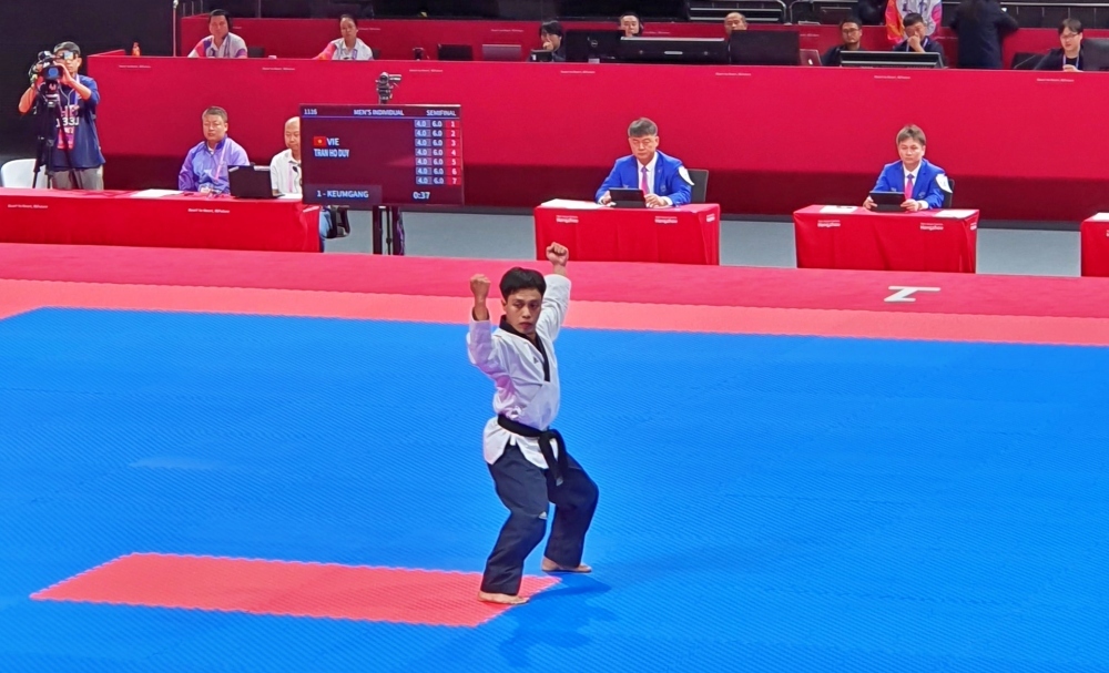 Taekwondo martial artist Tran Ho Duy brings the second bronze medal for Vietnam  at ASIAD 19 after accepting defeat to a Korean opponent in the men's individual poomsae on September 24