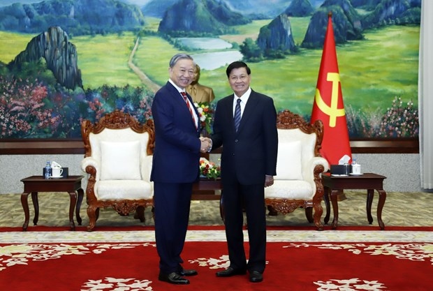 Party General Secretary and President of Laos Thongloun Sisoulith (R) receives Vietnamese Minister of Public Security Gen. To Lam in Vientiane on September 29. (Photo: VNA)