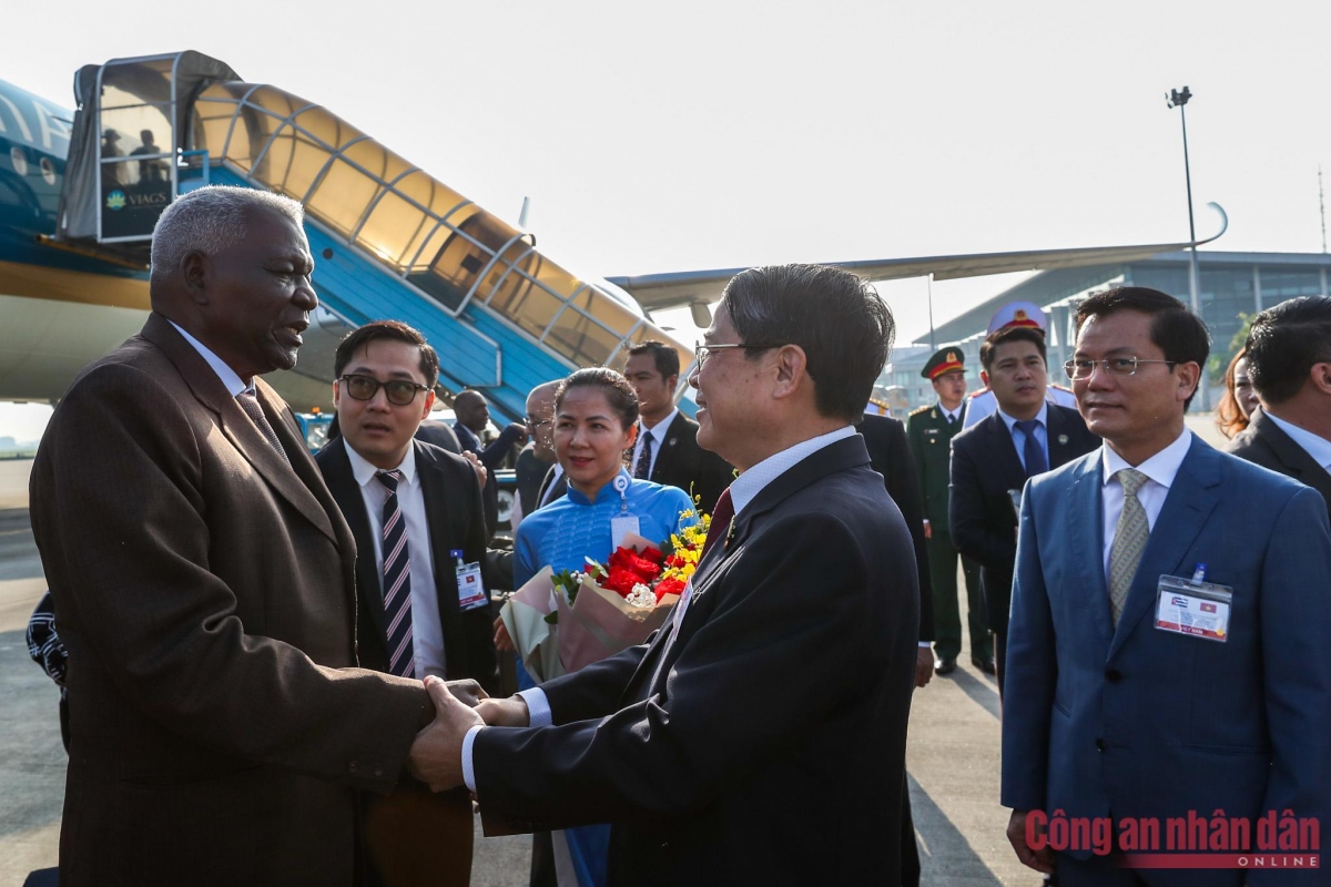 Vice Chairman of the National Assembly of Vietnam Nguyen Duc Hai welcomes President of the National Assembly of People's Power of Cuba Esteban Lazo Hernandez at Noi Bai International Airport on September 24 morning. (Photo: cand.com.vn)