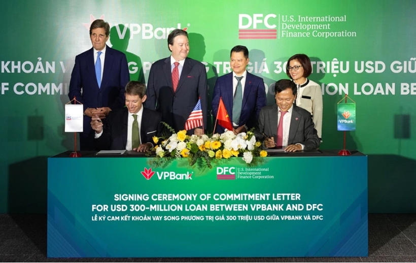 The signing of the commitment letter is witnessed by Marc Knapper, ambassador of the United States to Vietnam, Scott Nathan, CEO of DFC, and Ngo Chi Dung, head of the Board of Directors of VPBank. (Photo: VPBank)