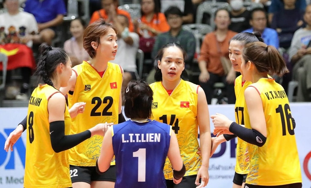 Vietnamese players cannot make any surprise in their encounter with hosts Thailand at the ongoing 2023 Asian Senior Women's Volleyball Championship. (Photo: AVC)