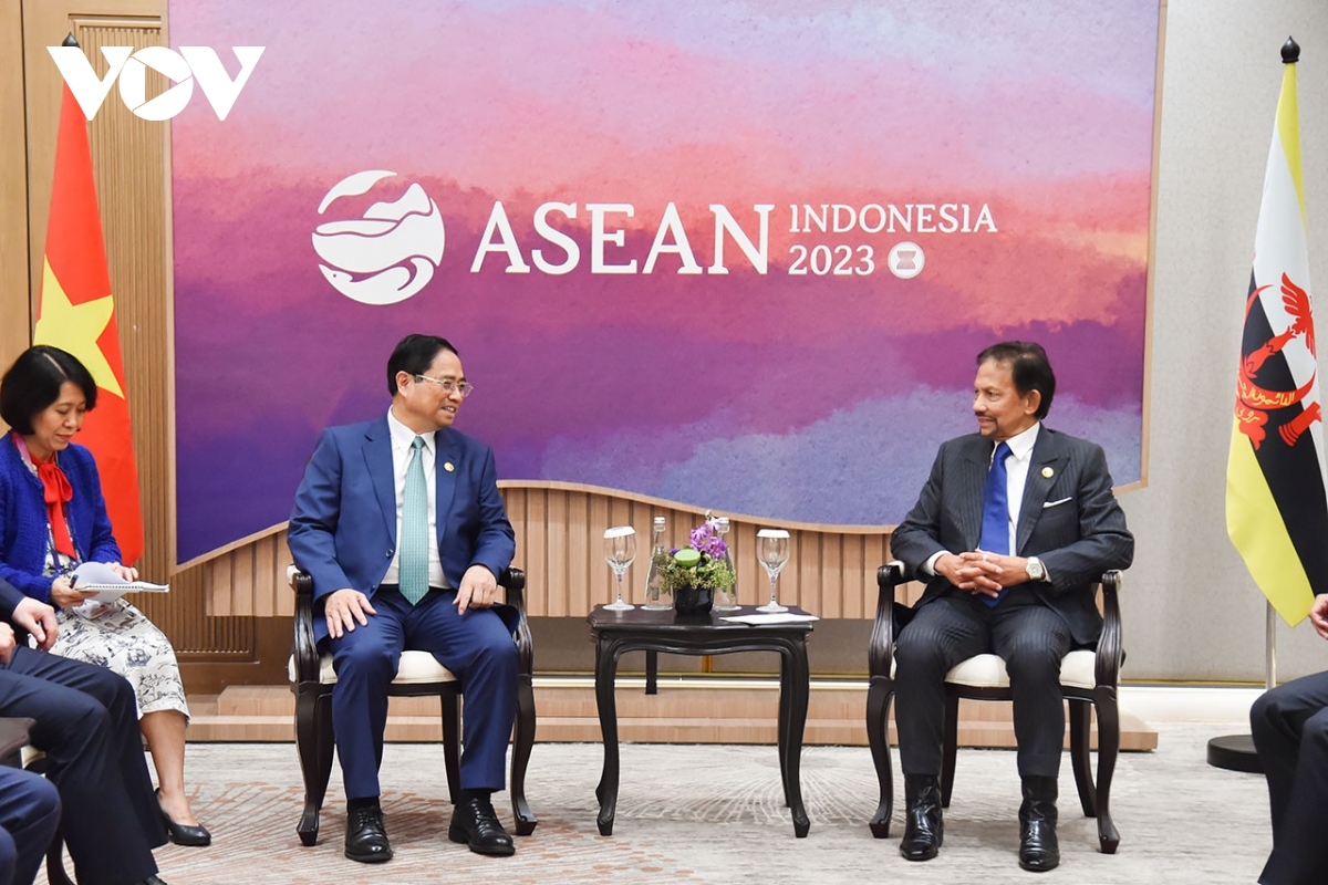 Vietnamese Prime Minister Pham Minh Chinh and Brunei Sultan Haji Hassanal Bolkiah during their meeting on the sidelines of the 43rd ASEAN Summit in Jakarta, Indonesia, on September 6.