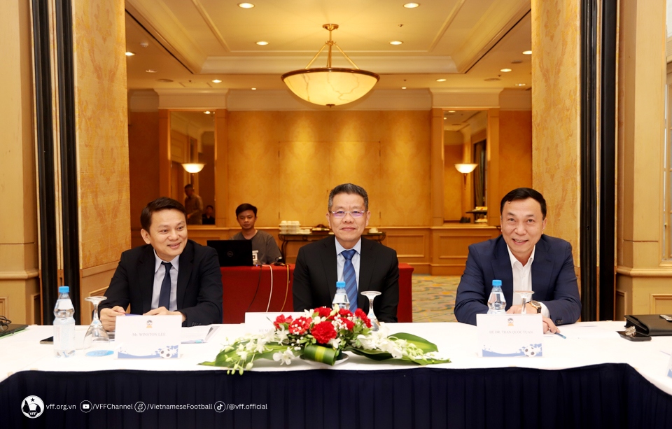 Tran Quoc Tuan, president of the VFF, (R) confirms that the nation begins preparations for the event from August this year. (Photo courtesy of Vietnam Football Federation)