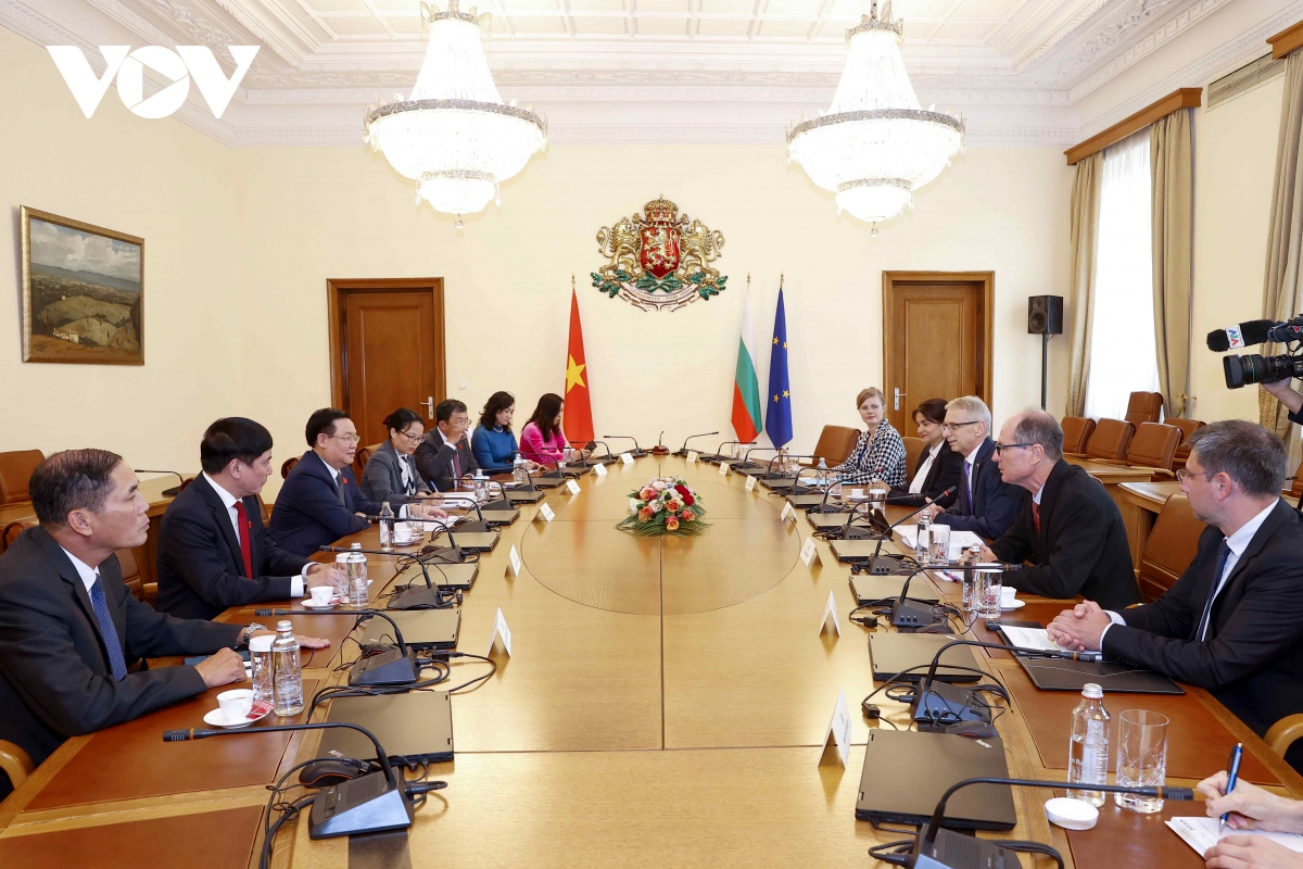 An overview of the meeting between Vietnamese National Assembly Chairman Vuong Dinh Hue and Bulgarian Prime Minister Nikolai Denkov inn Sofia on September 25