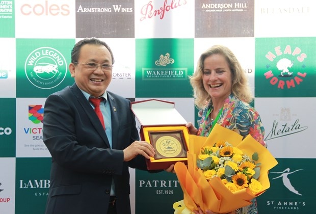 Vice Chairman of Khanh Hoa provincial People’s Committee Le Huu Hoang (L) and Rebecca Ball, Senior Trade and Investment Commissioner of Australia