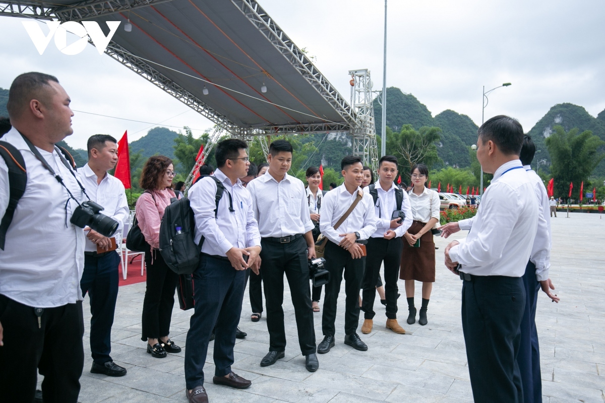 Groups of tourists from the two countries are warmly welcomed by the authorities and people of both sides.