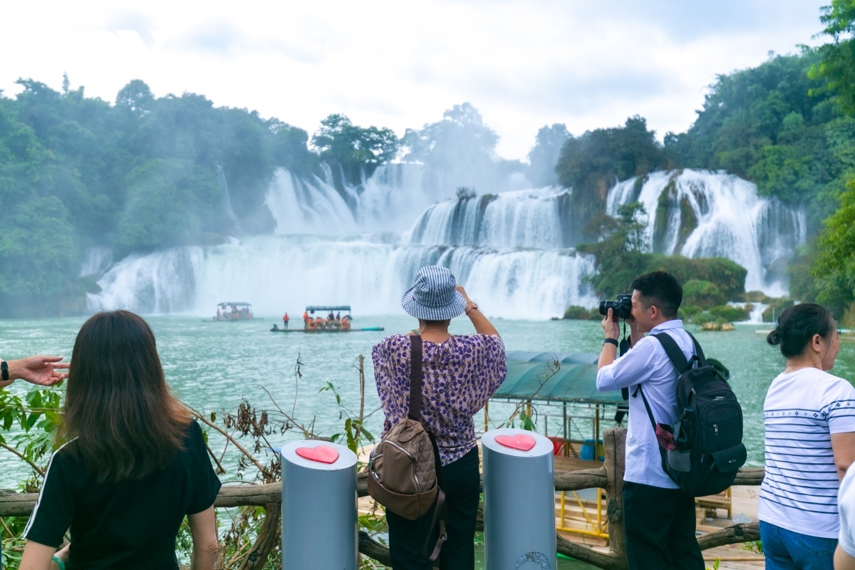 Vietnamese visitor Nguyen Van An shares that he feels very excited as this is the first time that he has visited the Chinese Detian Waterfall.