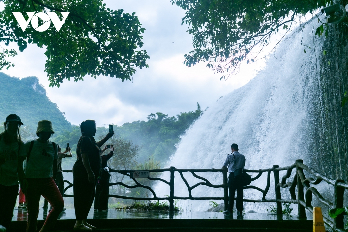 They have about five hours to experience and visit some beautiful places around the landscape area, with help given through the dedicated guidance of travel agencies’ tour guides.