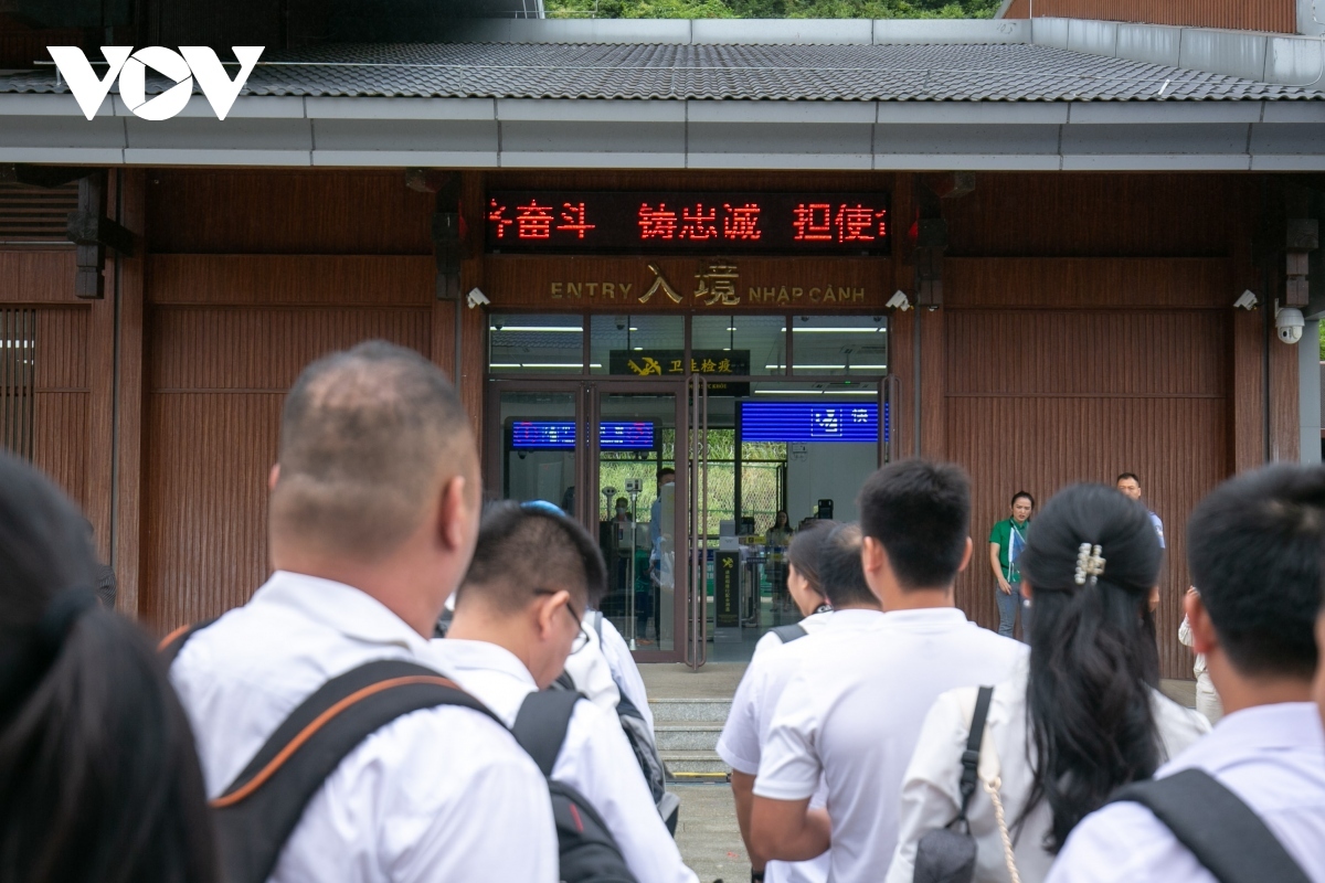 Several groups of tourists from both Vietnam and China complete exit and entry procedures to visit the scenic area.