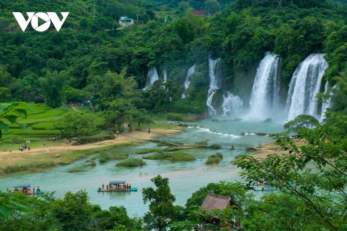 The Vietnamese side must purchase insurance for tourists before entering the Chinese scenic area. Meanwhile, tourists from China entering the Vietnamese side are required to purchase tickets for VND70,000 (US$2.9) per person for each visit, inclusive of insurance and exclusive of other service fees.