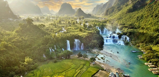 Ban Gioc waterfall is located in Dam Thuy commune, Trung Khanh district, Cao Bang province.