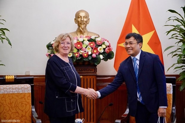 Deputy Minister of Foreign Affairs Nguyen Minh Vu on September 7 receives a delegation from the French Senate led by Chairwoman of the Senate's Social Affairs Committee and Chairwoman of the France-Vietnam Friendship Parliamentarians’ Group of the Senate Catherine Deroche. (Photo: baoquocte.vn)