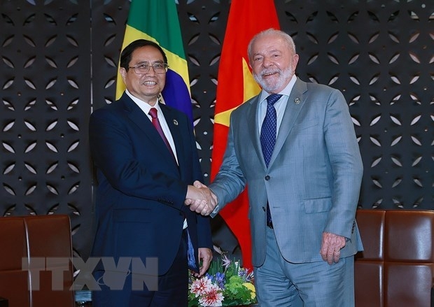 Prime Minister Pham Minh Chinh (L) meets Brazilian President Luiz Inácio Lula da Silva in Hiroshima, Japan on March 21, 2023 (Photo: VNA)