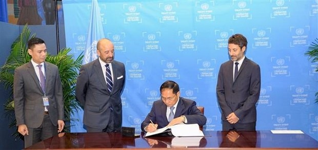 Vietnamese Minister of Foreign Affairs Bui Thanh Son signs the United Nations agreement on the conservation and sustainable use of marine biological diversity of areas beyond national jurisdiction (the High Seas Treaty)(Photo: VNA)