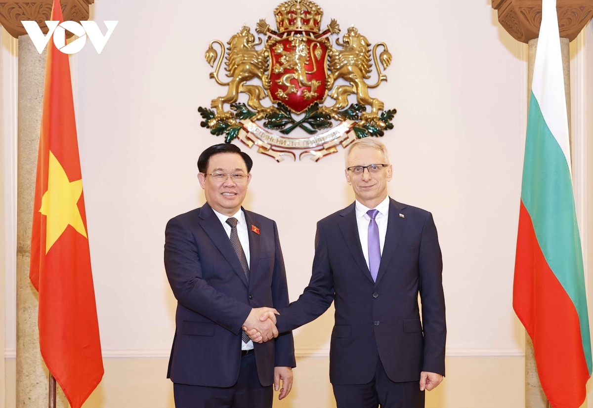 Bulgarian Prime Minister Nikolai Denkov (R) shaking hands with Vietnamese National Assembly Chairman Vuong Dinh Hue on an official visit to Bulgaria
