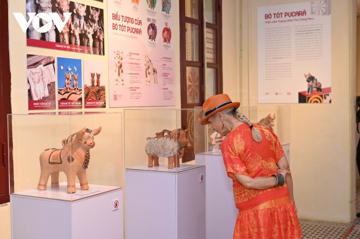 A foreign woman admires bull art works at the exhibition 