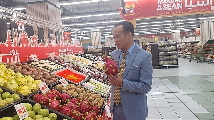 Vietnamese farm produce are introduced at the event