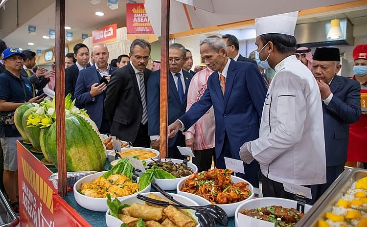 Vietnamese popular dishes are introduced at the event