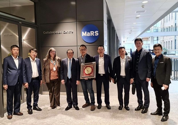 Standing deputy head of the Party Central Committee’s Commission for Information and Education Lai Xuan Mon (fourth, from left) and Vietnamese delegates are at Canada’s MaRS Discovery District