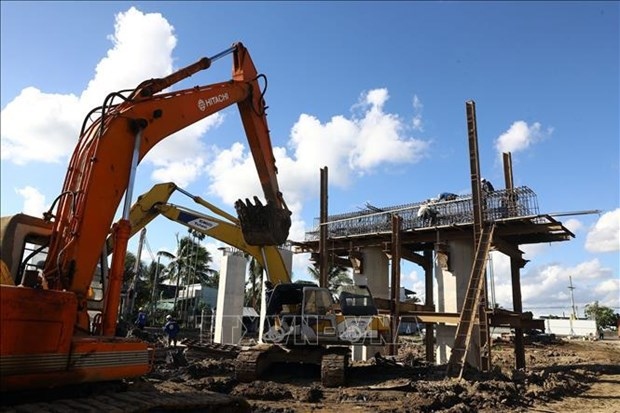 Workers are constructing the foundation system and viaduct piers on the Can Tho - Ca Mau expressway.