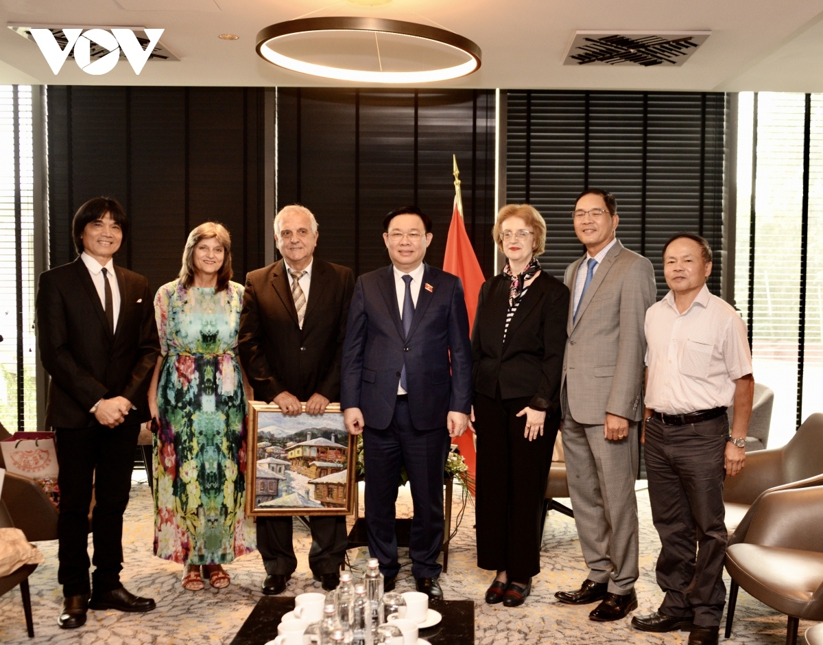 Chairman of the National Assembly of Vietnam Vuong Dinh Hue, head of the Bulgaria-Vietnam Friendship Association Simeon Dimchev, and other officials pose for a group photo in Sofia on September 24. 