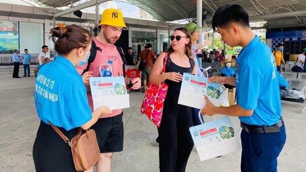 Co To district working group propagates and provides paper bags to replace plastic bags for tourists (Photo:Co To district Information and Culture Centre)